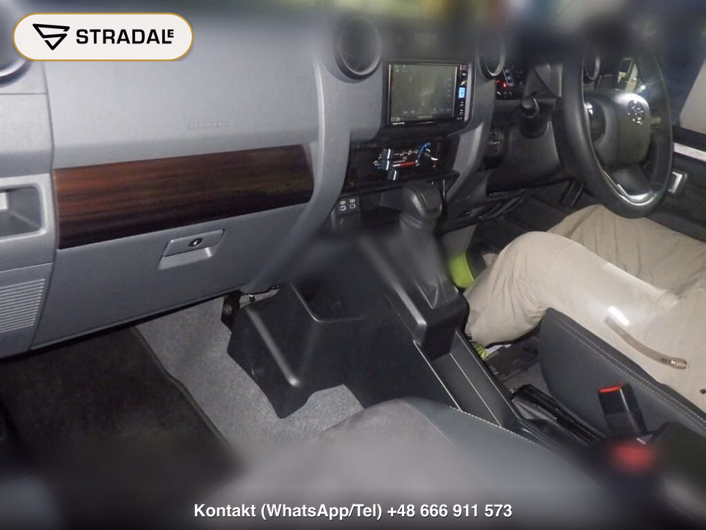 TOYOTA LAND CRUISER 70 5D 4WD AX, miniaturka 4
