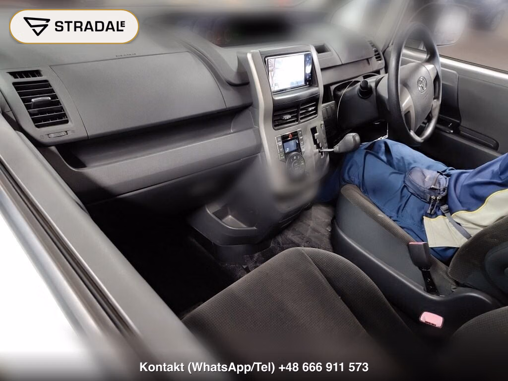 TOYOTA VOXY X, miniaturka 4